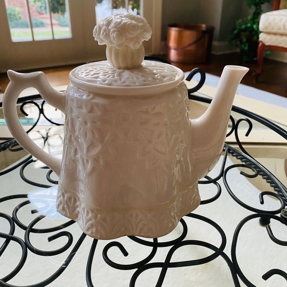Lenox “Butlers Pantry” Porcelain Teapot adorned with Rose Bouquet on the Lid. - Picture 5 of 9